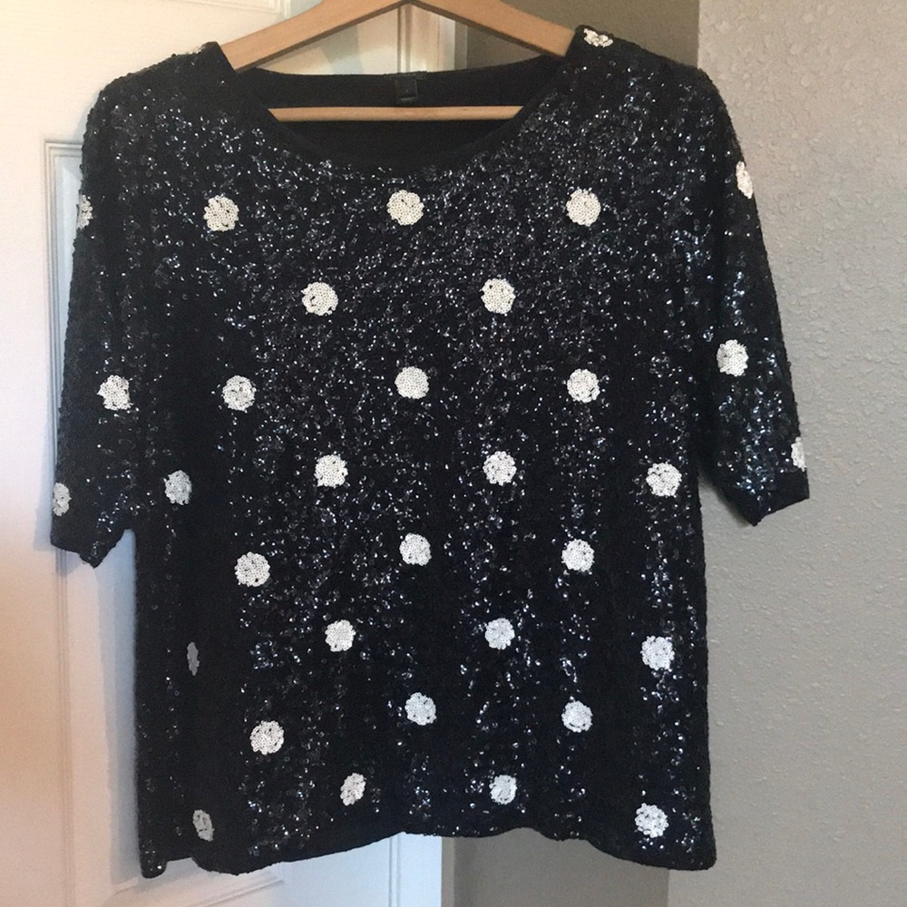 Black Poke Dot Top, in Size Large ♥️